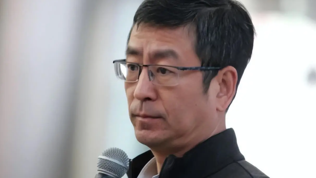 张水华也没想到，离春节不到一个月	，白岩松竟因一个举动口碑暴增