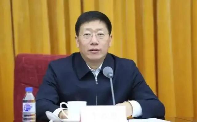 经中共中央批准	，对杨小伟、刘宽忍、李春良进行了立案调查