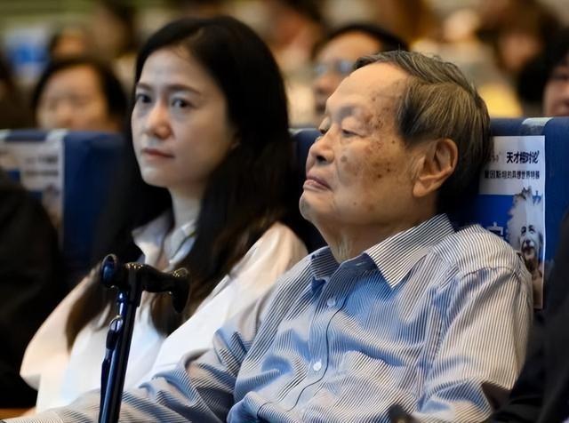 杨振宁妻子翁帆自白：为了丈夫的身体，我16年来都是早睡早起
