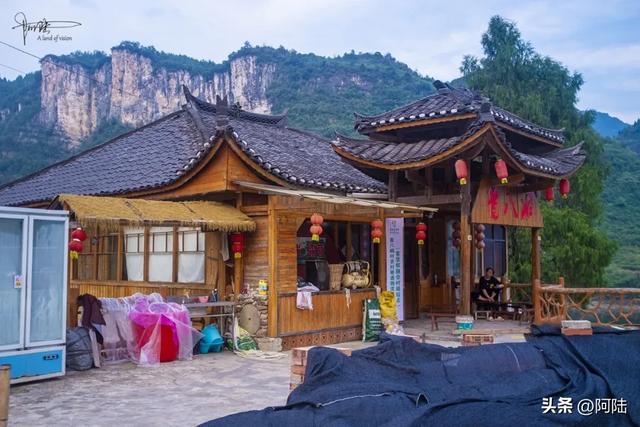首八峒村停车场是不错的营地，每天都有旅者在这里过夜，风光秀美
