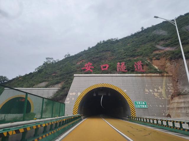 我们今天本来要去兰州水墨丹霞，却在会宁县被战友"俘虏”了