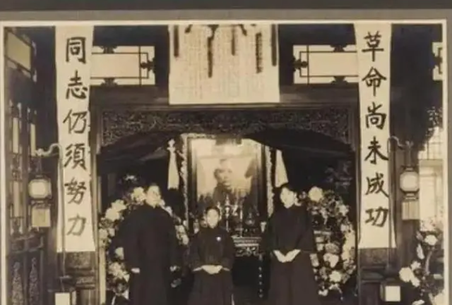 宋庆龄拒绝与孙中山合葬，坦言：她陪我53年，我答应要和她葬一起