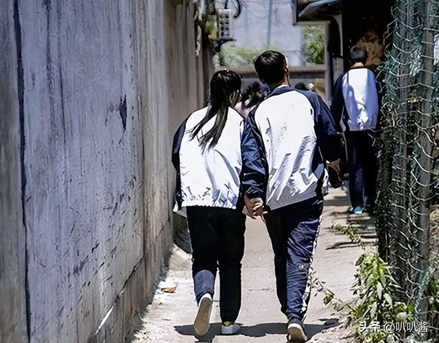 他用八年时间徒步走到拉萨，七步一叩首，7400里，竟磕出“天眼”