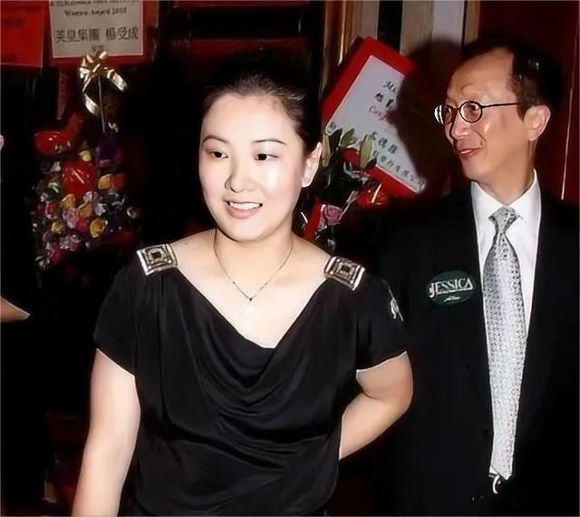 恩爱23年抵不过残酷现实，73岁梁锦松衰老萎缩，47岁伏明霞正美貌