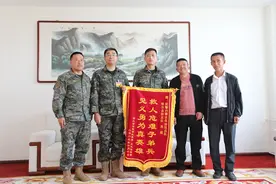 危急时刻，他跳下高铁站台救起跌落旅客图片