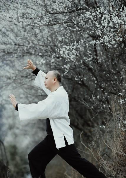 跟着师父练站桩，3年才懂：原来“傻站”着，才是养生的真功夫