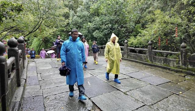 武当山：秋雨连绵游客热度不减 各部门雨中坚守暖心服务
