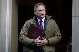 美国航母都先跑了，英国竟派航母来补位，到红海刷战绩或成新靶子图片