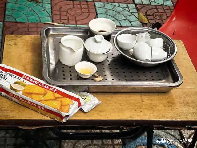 我看到以国家的名义纪念一个人！在一个从小学中学上到大学的村子