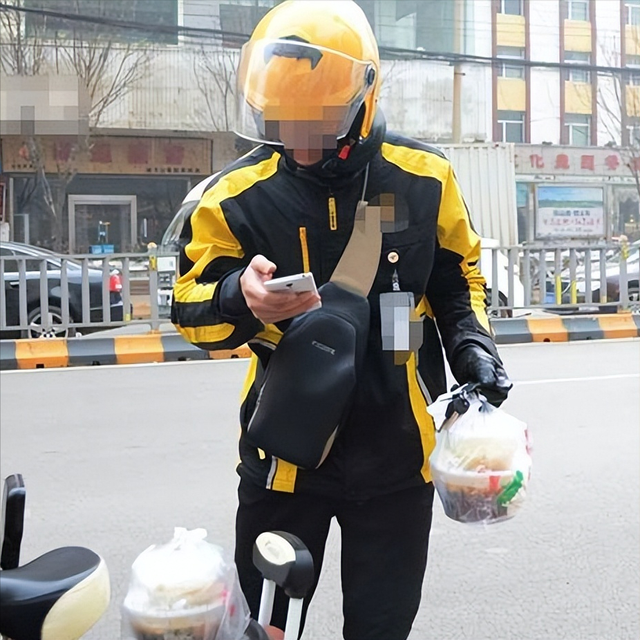 风里雨里，那个为你送外卖的，可能是位养家的妈妈