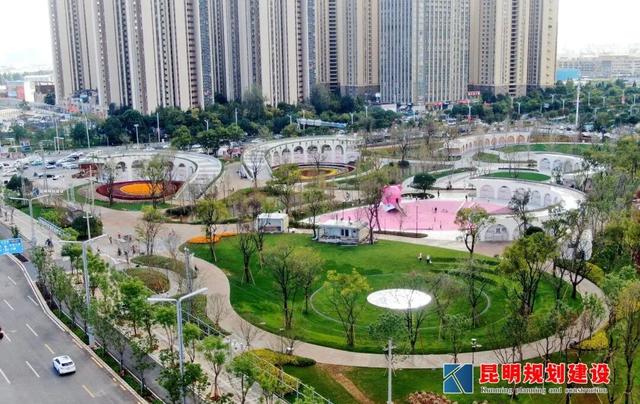 昆明新晋 “城市公共客厅”！有粉色梦幻沙池、花海、草坪，下楼就能嗨玩一整天