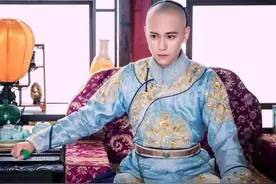 多亏了这个外国人，留下乾隆的真实相貌，与电视上看到的不同图片