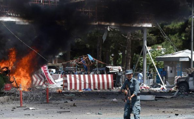 泰柬冲突12天，中国一锤定音，王毅提出重大要求，在柬华人亮国旗