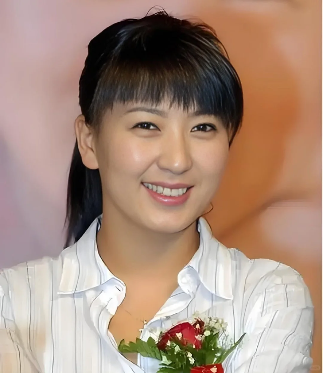 闫学晶事件再升级！官媒下场发文锐评，言辞犀利	，句句直戳她心窝