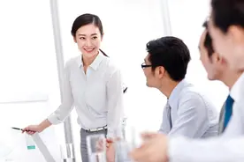 领导让你"有空来办公室坐坐"，笨蛋才说"好的"，聪明人这样做图片