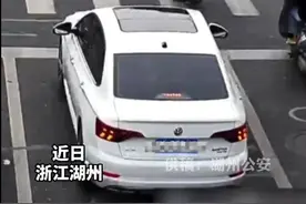 老人拄拐颤颤巍巍过马路交警上前搀扶图片