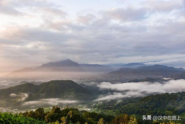汉中云峰寺日出：金光照破雾千层，半是仙踪半是尘​！