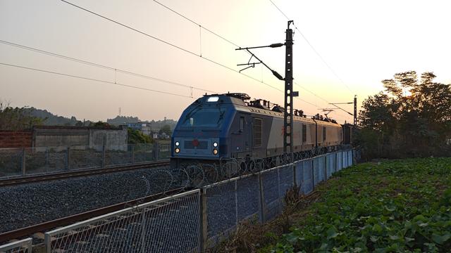 守着一段铁轨，等一列火车：梅家沟、谭家坝的慢时光与远方