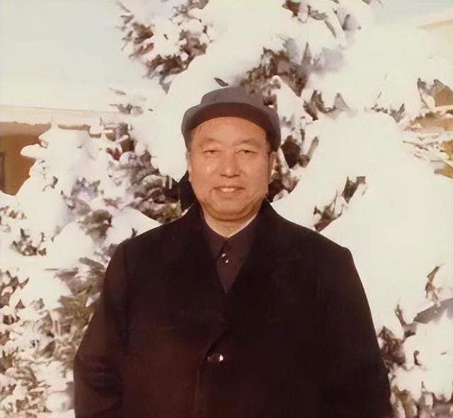 周恩来逝世后谁当总理？毛主席力推一人，此人婉拒：您考虑别人吧