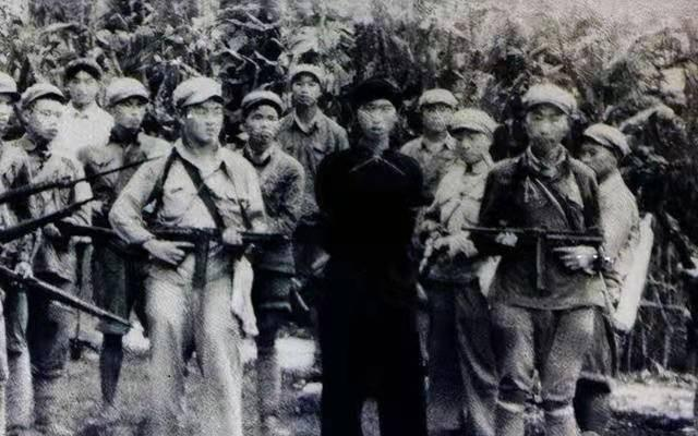 我国最后一个土匪，杀害叔叔，霸占婶婶，让解放军追踪了15 年！