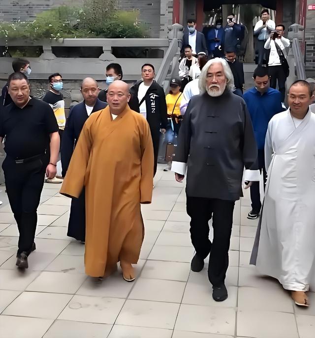 王岳伦没想到，自己风光无限的前妻李湘，17年前和释永信相谈甚欢