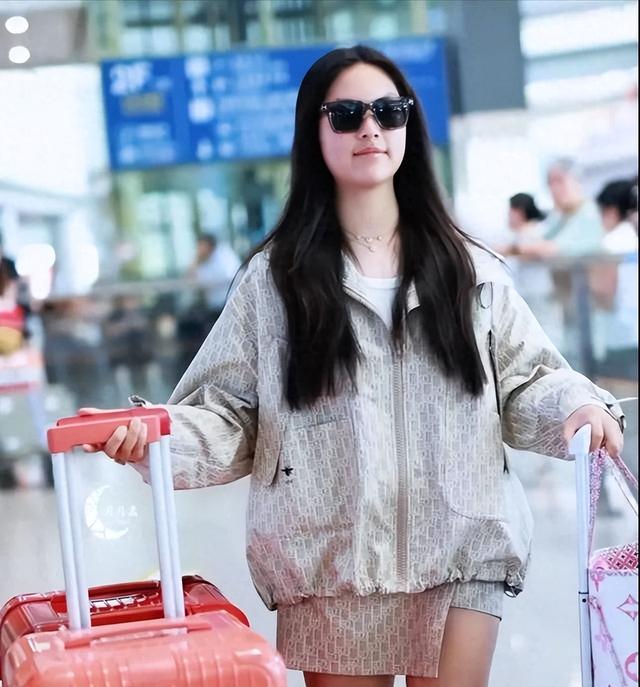 李湘的女儿王诗龄在自家北京小院拍照，配这个色调看上去有点吓人