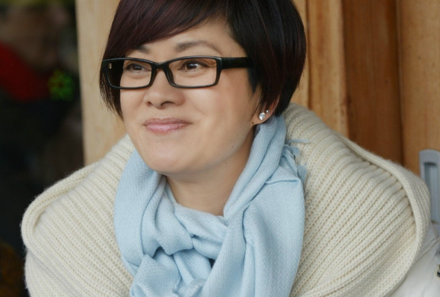 放弃争夺260亿遗产，带着女儿远走美国，如今才知道她有多明智