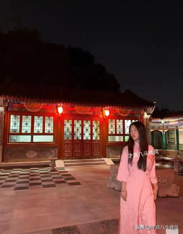李湘的女儿王诗龄在自家北京小院拍照，配这个色调看上去有点吓人