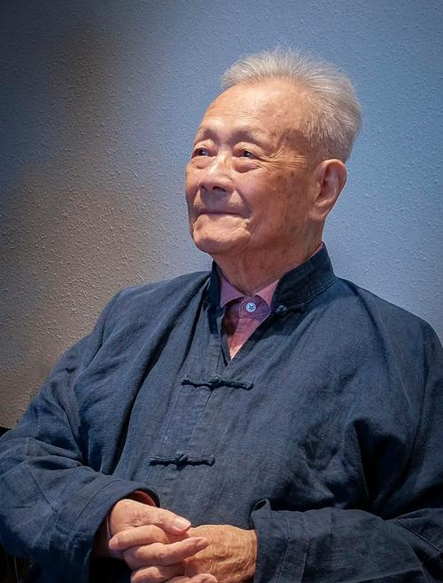 为何天安门不悬挂毛主席的照片，反倒要挂主席的画像？