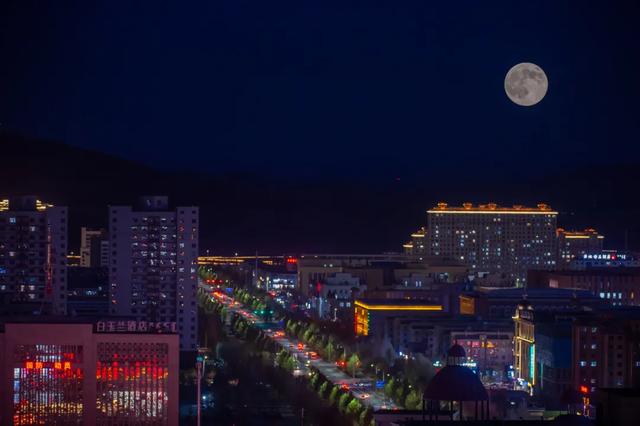 🤩哇~好大的月亮🤩