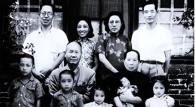 他是河南第一任省委书记，47岁因病去世，其秘书后成为国务院总理