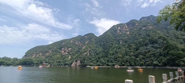 湖光山色，碧波微澜下的翠华山山崩奇观