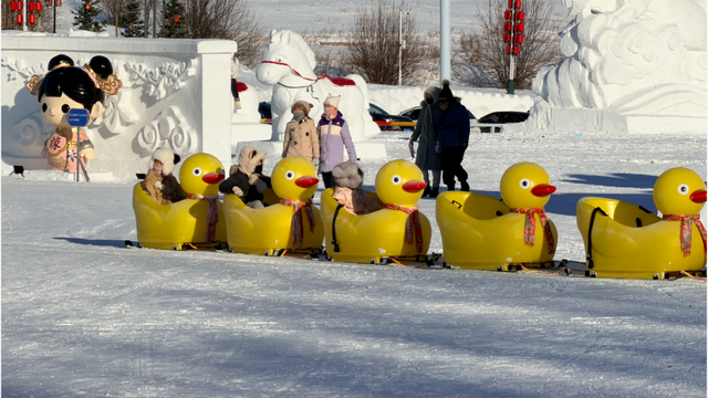 稚子“游山” 欢乐无限