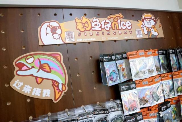 卡皮巴拉在屋里吹空调，小孩儿在吧台边钓鱼——
