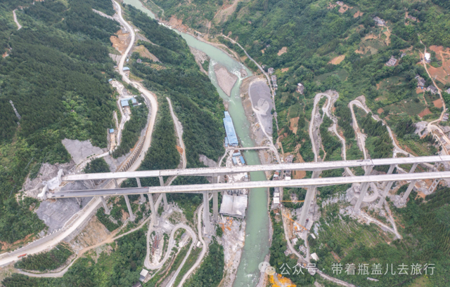 重庆最偏远区县，惨遭两条高铁绕道而过，神秘文化暗藏世界级秘境