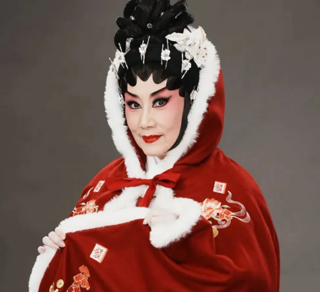 78岁连路都走不稳还开演唱会，全网骂声一片，她却扬言回馈粉丝