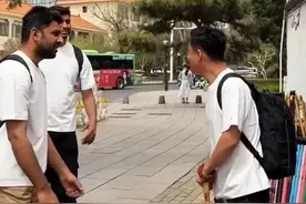 笑死了，男子带外国人爬泰山，巴铁兄弟爬到最后都快累坏了图片