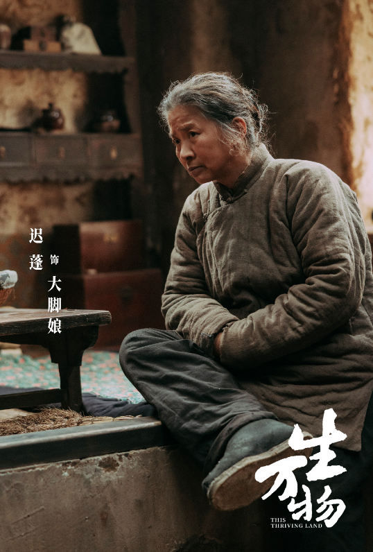 “大脚娘”迟蓬逛超市被偶遇，打扮好朴素，真人看起来也是老年人