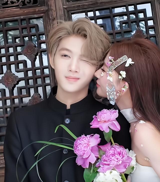 鹿哈官宣领证！8 年爱情长跑终成正果，娇妻身材火辣，夫妻相拉满