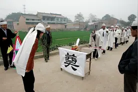 在白事中，上香磕头怎么做正确，你知道吗图片