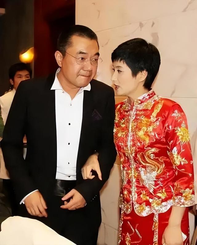 演了一辈子警察，穷得靠老朋友刘丹接济，45岁被嫂子“逼婚”