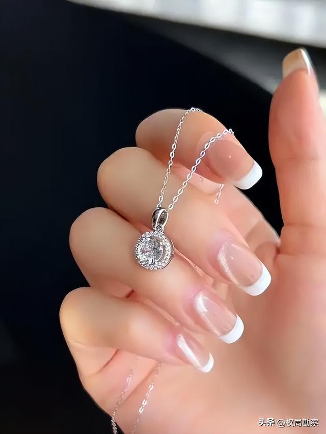 卖不动了？知名品牌巨头宣布降价	，库存堆成山，囤货者亏惨了