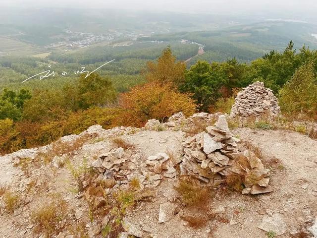 实拍延吉帽儿山“奇观”：石头被整齐堆叠起来，背后原因却成谜？