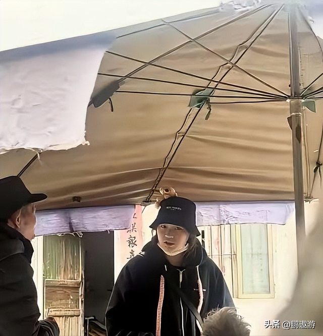 全红婵又回家看爷爷奶奶了！背着LV包去“炸街”，妹妹染了新头发