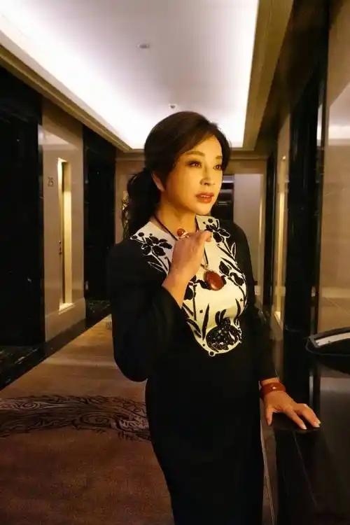 钱再多有什么用？75岁刘晓庆的现状，给所有中老年人提了个醒