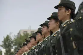 靓丽背后的故事；三军仪仗队首现女兵身影。图片