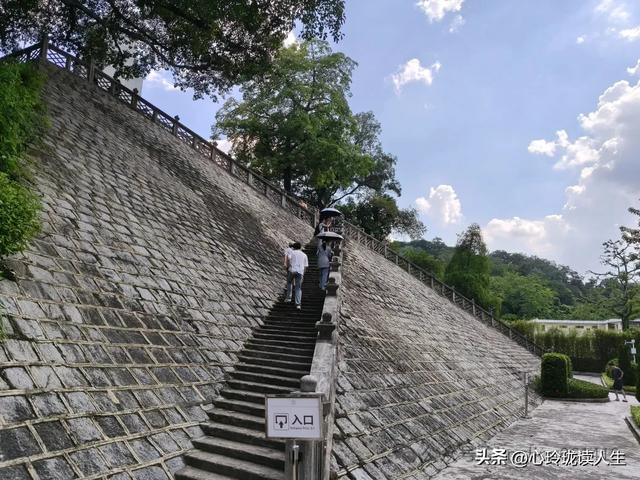 在广州去黄埔军校参观途中,就歺时碰到令人揪心的一幕