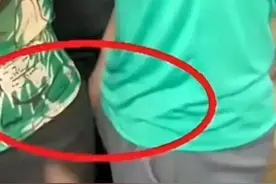 公交车上一男子骚扰女乘客，做出道德败坏的动作，视频曝光！图片