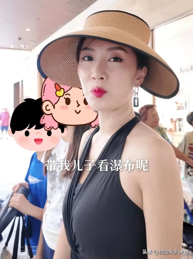 李念带3个孩子逛集市，小腹鼓起被疑怀四胎，13岁大女儿又瘦又高