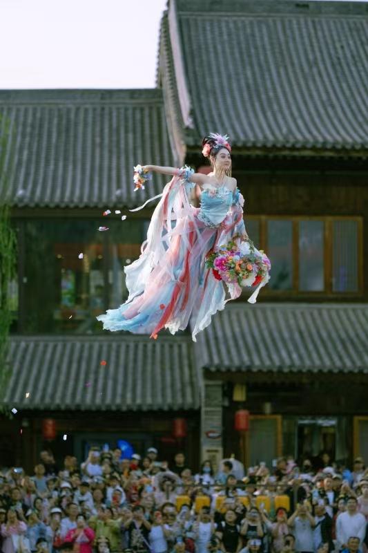 国庆中秋假期，洛阳洛邑古城“仙女散花”火了！